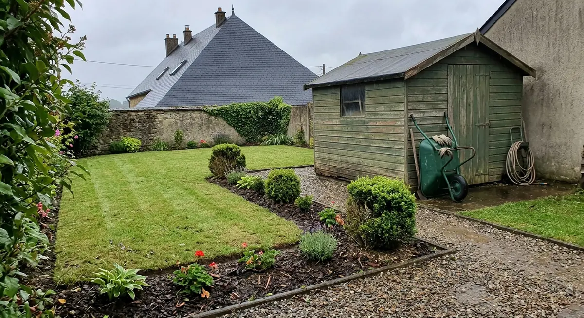 Après : jardin débroussaillé et nettoyé